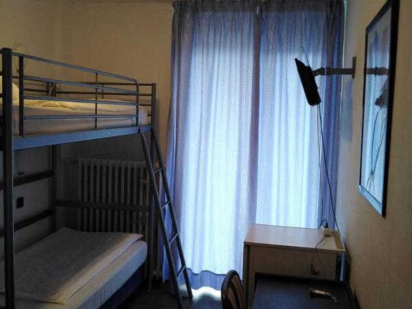 Hotel Berliner Hof : photo 3 de la chambre chambre double ou lits jumeaux avec salle de bains privative dans le couloir