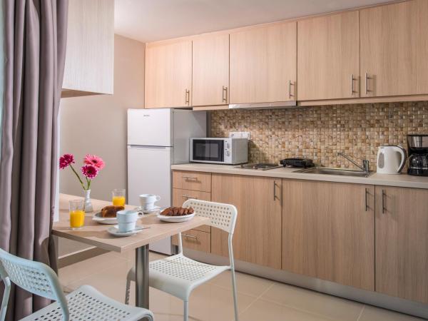 Dorian Boutique Hotel-Apartments : photo 7 de la chambre suite familiale décloisonnée au rez-de-chaussée