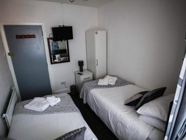 St Hilda Guesthouse : photo 6 de la chambre chambre triple avec salle de bains privative