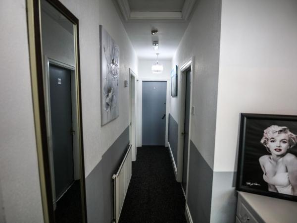 St Hilda Guesthouse : photo 5 de la chambre chambre triple avec salle de bains privative