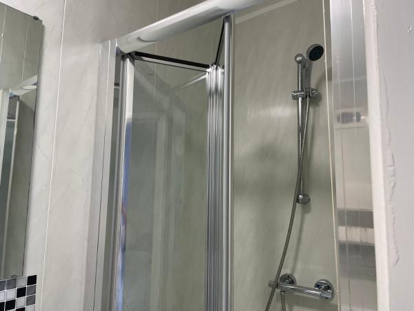 St Hilda Guesthouse : photo 3 de la chambre chambre lits jumeaux avec salle de bains privative