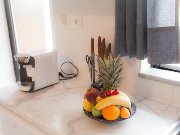 Rhodes Backpackers Boutique Hostel and Apartments : photo 2 de la chambre appartement avec balcon