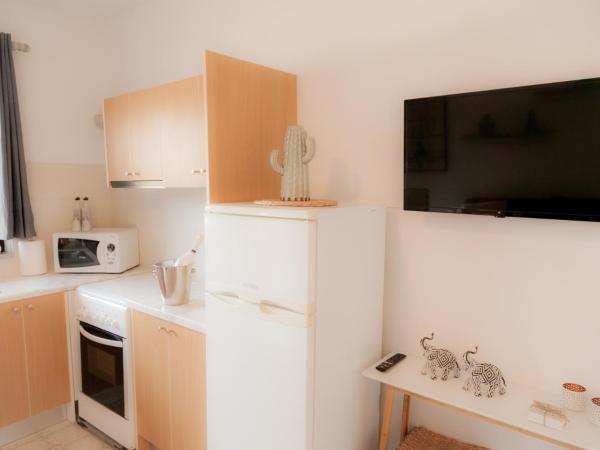 Rhodes Backpackers Boutique Hostel and Apartments : photo 5 de la chambre appartement avec balcon