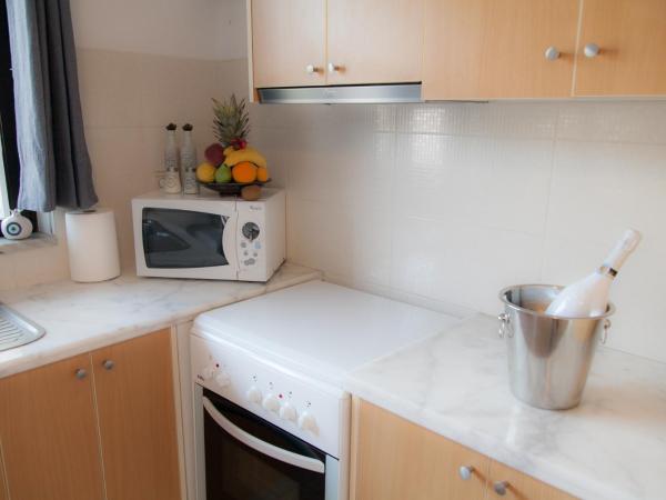 Rhodes Backpackers Boutique Hostel and Apartments : photo 4 de la chambre appartement avec balcon