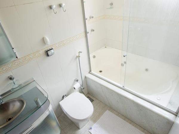 Pousada 45 Hostel : photo 2 de la chambre chambre quadruple avec baignoire