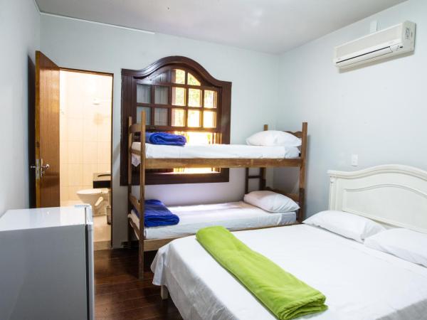 Pousada 45 Hostel : photo 1 de la chambre chambre quadruple avec baignoire