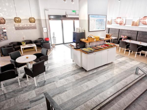 Mosebacke Hostel : photo 3 de la chambre chambre familiale avec salle de bains privative (aucune fenêtre)