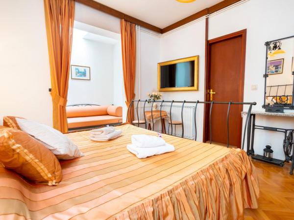 Guesthouse Villa Maria : photo 1 de la chambre chambre double avec salle de bains privative