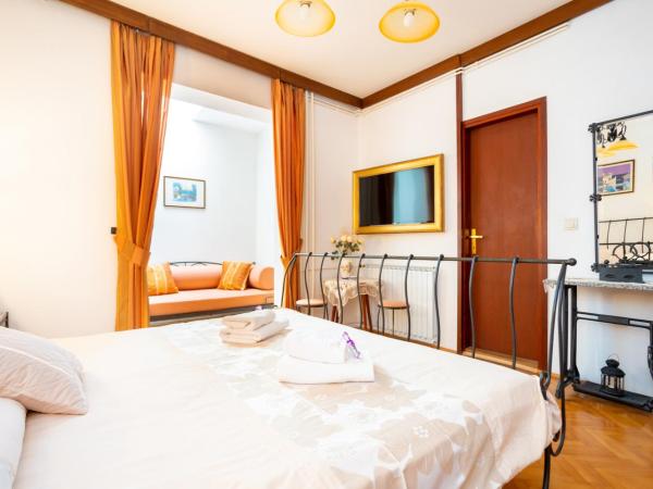 Guesthouse Villa Maria : photo 10 de la chambre chambre double avec salle de bains privative