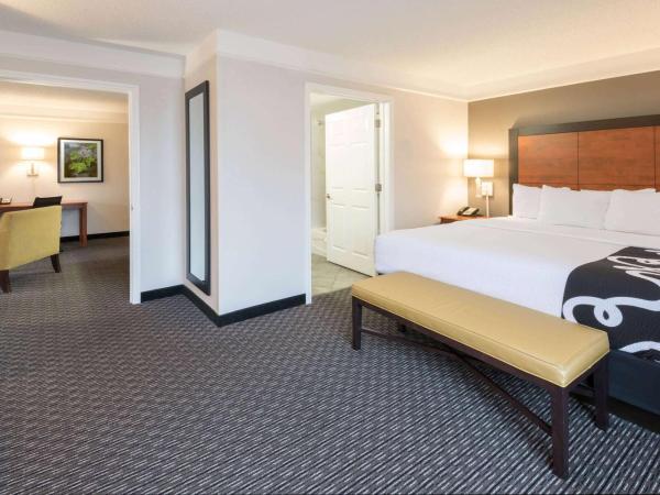 La Quinta Inn & Suites by Wyndham San Antonio Riverwalk : photo 6 de la chambre suite lit king-size deluxe - non-fumeurs