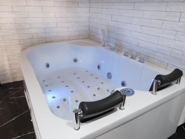 Suite Vico li cuti : photo 7 de la chambre suite deluxe avec baignoire spa