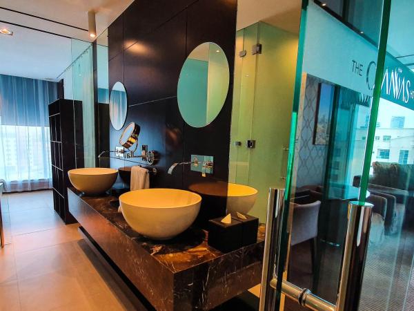 The Canvas Dubai - MGallery Hotel Collection : photo 9 de la chambre suite exécutive lit king-size avec accès au salon exécutif