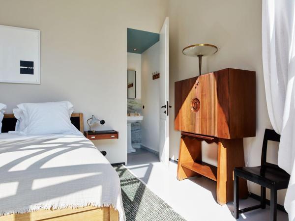 FONDATION CAB St-Paul-de-Vence : photo 2 de la chambre chambre lit king-size - vue sur jardin