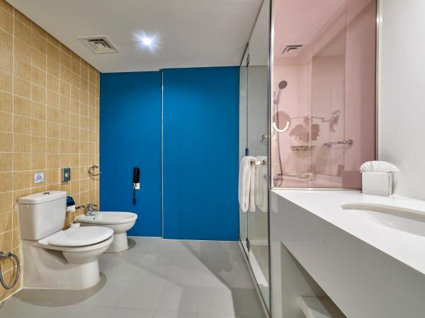 Ramada Hotel, Suites and Apartments by Wyndham Dubai JBR : photo 7 de la chambre appartement 2 chambres avec accessoires de plage et 25 % de crédit nourriture et boissons et spa