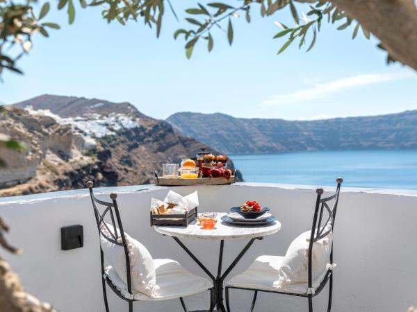 Pearl of Caldera Oia - Boutique Hotel by Pearl Hotel Collection : photo 7 de la chambre studio supérieur - vue sur caldeira