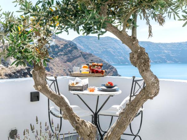 Pearl of Caldera Oia - Boutique Hotel by Pearl Hotel Collection : photo 9 de la chambre studio supérieur - vue sur caldeira