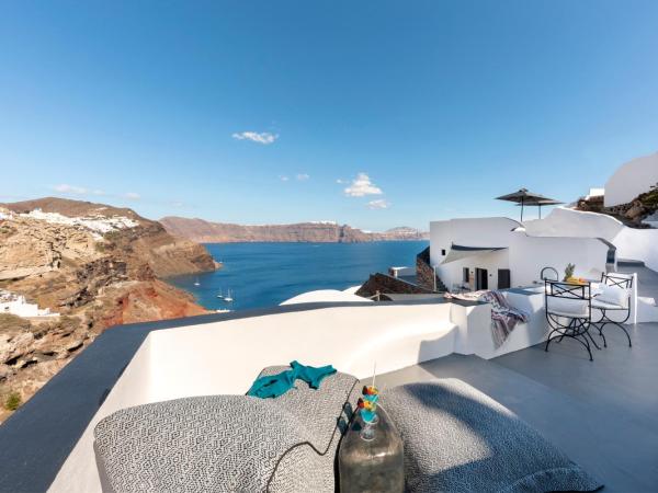 Pearl of Caldera Oia - Boutique Hotel by Pearl Hotel Collection : photo 5 de la chambre suite premium avec bain à remous extérieur - vue sur caldeira