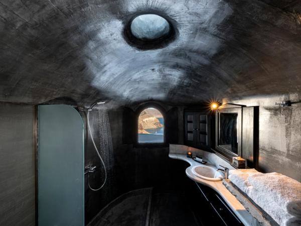 Pearl of Caldera Oia - Boutique Hotel by Pearl Hotel Collection : photo 2 de la chambre suite premium avec bain à remous extérieur - vue sur caldeira