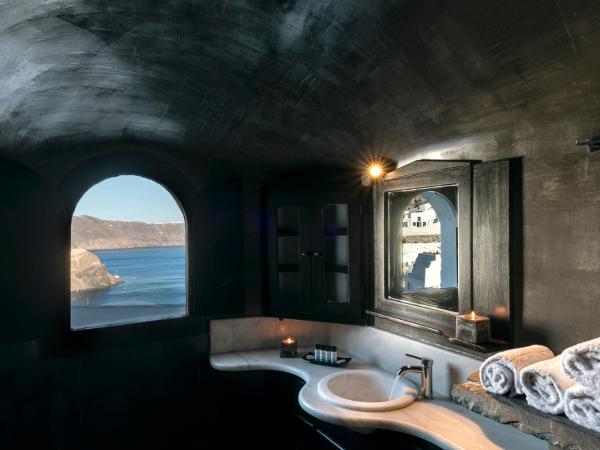 Pearl of Caldera Oia - Boutique Hotel by Pearl Hotel Collection : photo 3 de la chambre suite premium avec bain à remous extérieur - vue sur caldeira