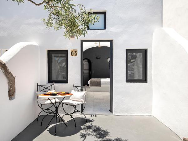 Pearl of Caldera Oia - Boutique Hotel by Pearl Hotel Collection : photo 7 de la chambre suite pure avec bain à remous extérieur - vue sur caldeira