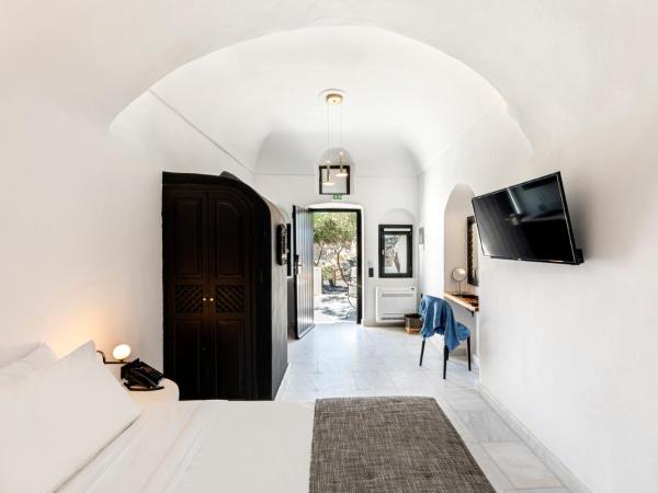 Pearl of Caldera Oia - Boutique Hotel by Pearl Hotel Collection : photo 6 de la chambre suite pure avec bain à remous extérieur - vue sur caldeira