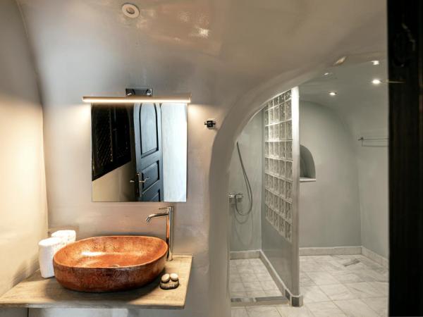 Pearl of Caldera Oia - Boutique Hotel by Pearl Hotel Collection : photo 5 de la chambre suite pure avec bain à remous extérieur - vue sur caldeira