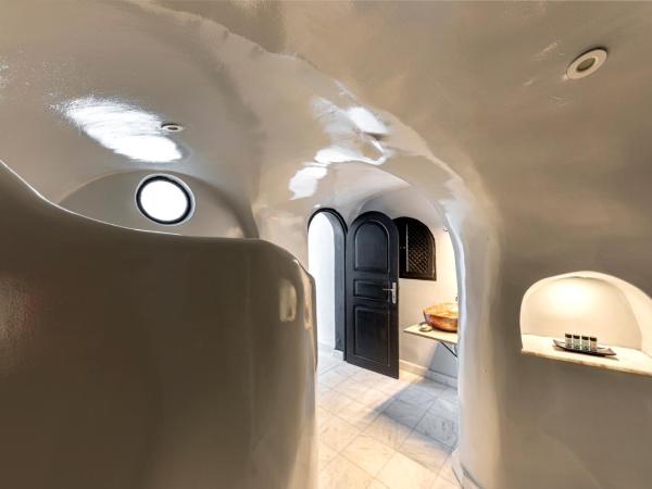 Pearl of Caldera Oia - Boutique Hotel by Pearl Hotel Collection : photo 4 de la chambre suite pure avec bain à remous extérieur - vue sur caldeira