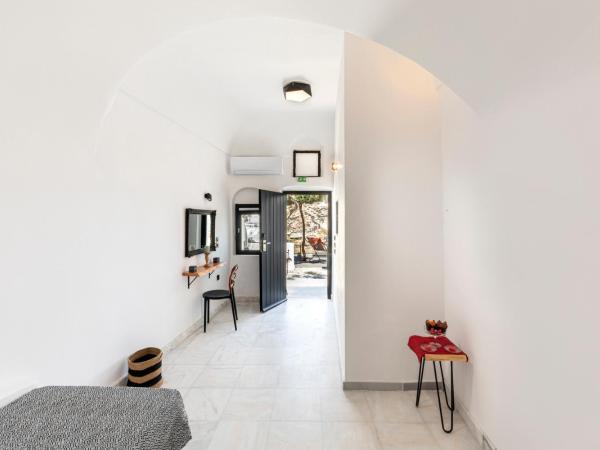 Pearl of Caldera Oia - Boutique Hotel by Pearl Hotel Collection : photo 9 de la chambre suite supérieure avec bain à remous extérieur - vue sur caldeira