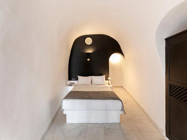 Pearl of Caldera Oia - Boutique Hotel by Pearl Hotel Collection : photo 5 de la chambre suite supérieure avec bain à remous extérieur - vue sur caldeira