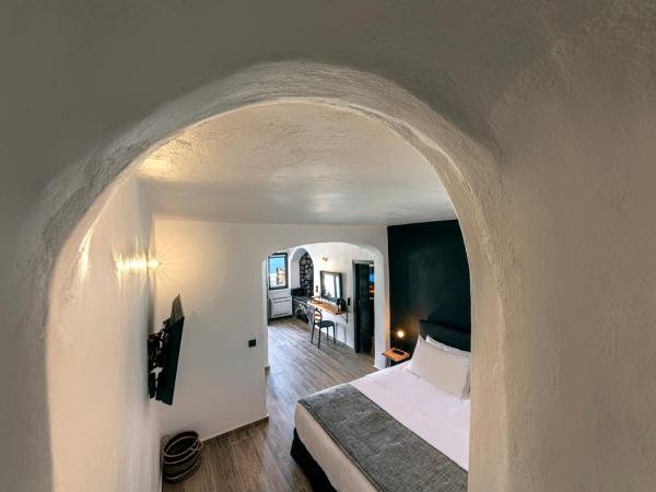 Pearl of Caldera Oia - Boutique Hotel by Pearl Hotel Collection : photo 5 de la chambre suite lune de miel avec jacuzzi intérieur - vue sur caldeira