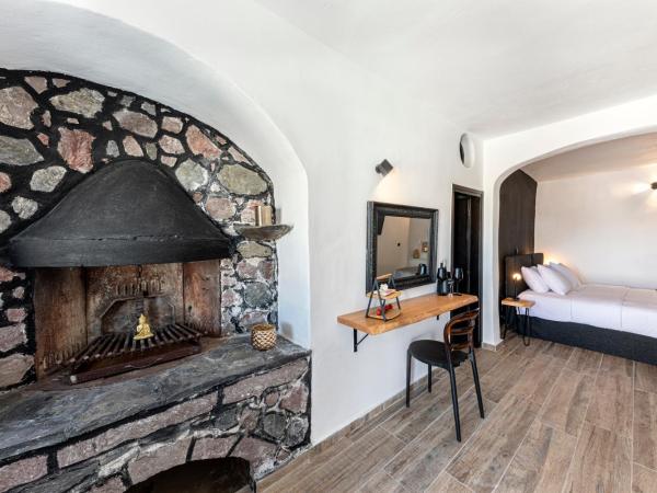 Pearl of Caldera Oia - Boutique Hotel by Pearl Hotel Collection : photo 4 de la chambre suite lune de miel avec jacuzzi intérieur - vue sur caldeira