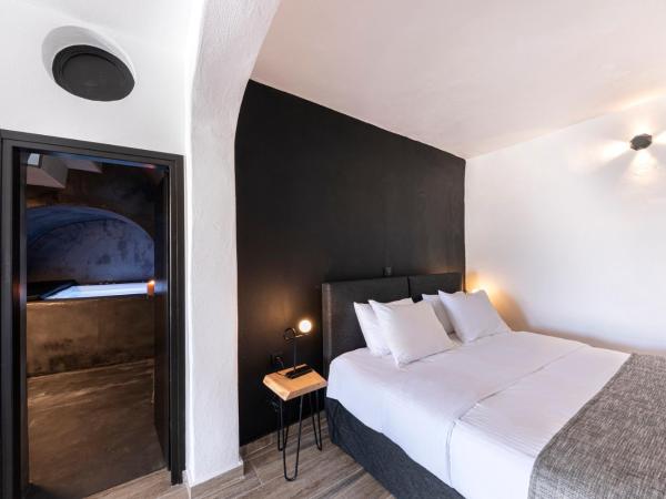 Pearl of Caldera Oia - Boutique Hotel by Pearl Hotel Collection : photo 3 de la chambre suite lune de miel avec jacuzzi intérieur - vue sur caldeira