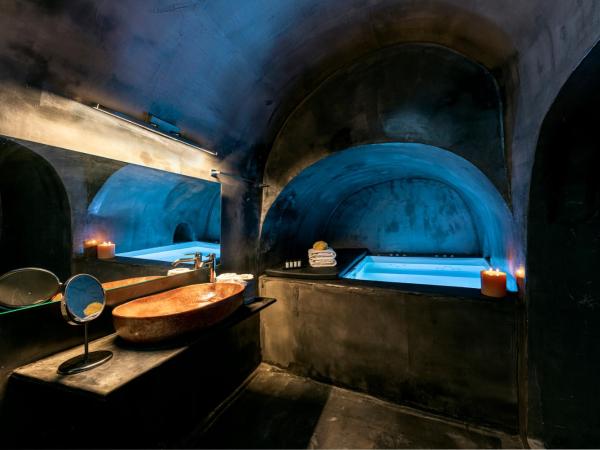 Pearl of Caldera Oia - Boutique Hotel by Pearl Hotel Collection : photo 2 de la chambre suite lune de miel avec jacuzzi intérieur - vue sur caldeira