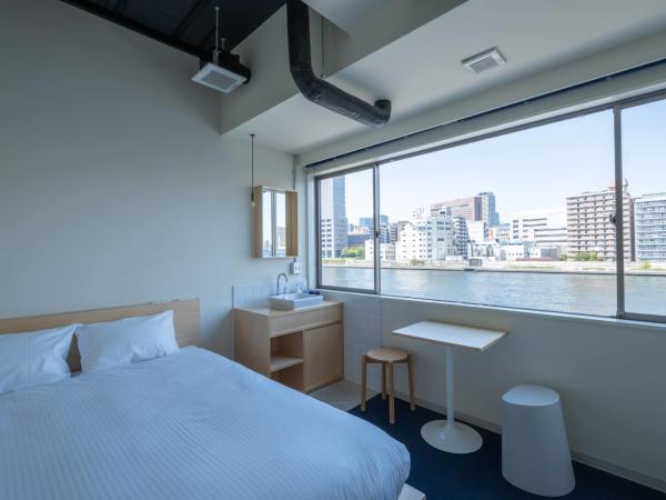 The Share Hotels Lyuro Tokyo Kiyosumi : photo 1 de la chambre chambre lit queen-size avec salle de bains commune - vue sur rivière