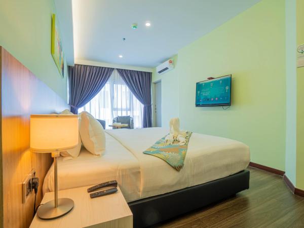 FLYPOD Hotel : photo 7 de la chambre chambre lit king-size avec baignoire spa