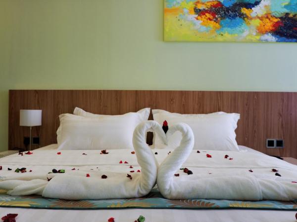 FLYPOD Hotel : photo 1 de la chambre chambre lit king-size avec baignoire spa