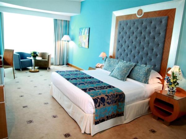 Marina Byblos Hotel : photo 2 de la chambre junior suite - includes 20% off in captain’s table & nell gwynne & redeemable aed 50 voucher for arena shisha terrace