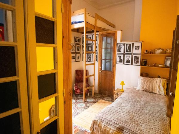 Bayt Alice Hostel : photo 1 de la chambre chambre simple des portraits 