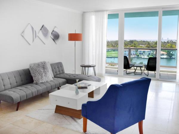 Seacoast Suites on Miami Beach : photo 2 de la chambre suite deluxe 1 chambre avec salle de bains et toilettes séparées avec lavabo et balcon - vue sur ville