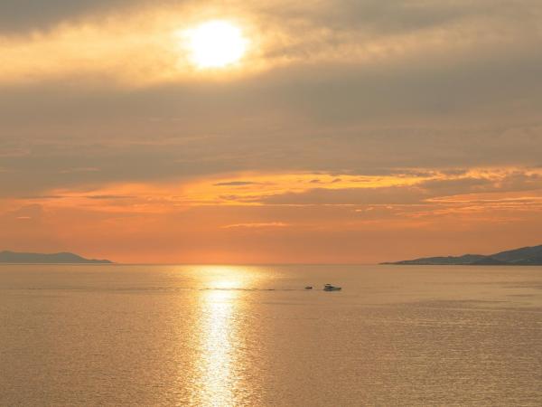 Tagoo Black Mykonos : photo 10 de la chambre chambre double de luxe avec piscine privée - vue sur mer