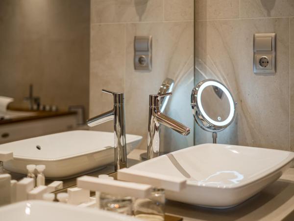 Mala Garden Design Hotel : photo 8 de la chambre grande suite avec jacuzzi et balcon - vue latérale sur lac