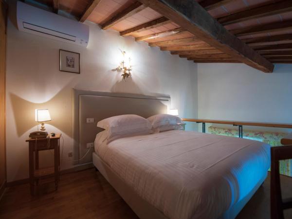 Villa Scacciapensieri Boutique Hotel : photo 1 de la chambre chambre triple supérieure - annexe
