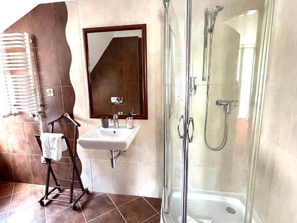 Willa 4 Pory Roku & Uznam : photo 7 de la chambre chambre double deluxe avec balcon