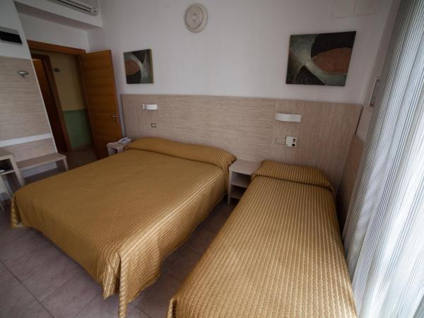 Hotel Plaza : photo 5 de la chambre chambre triple