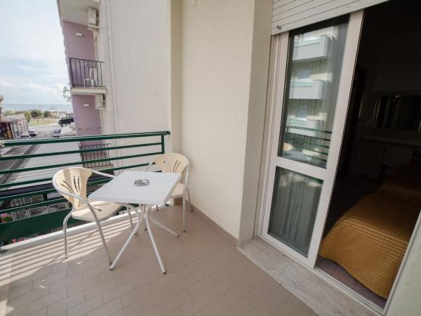 Hotel Plaza : photo 5 de la chambre chambre quadruple - vue sur mer