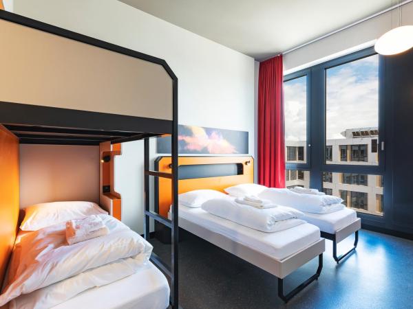 MEININGER Hotel Genève Centre Charmilles : photo 2 de la chambre chambre quadruple