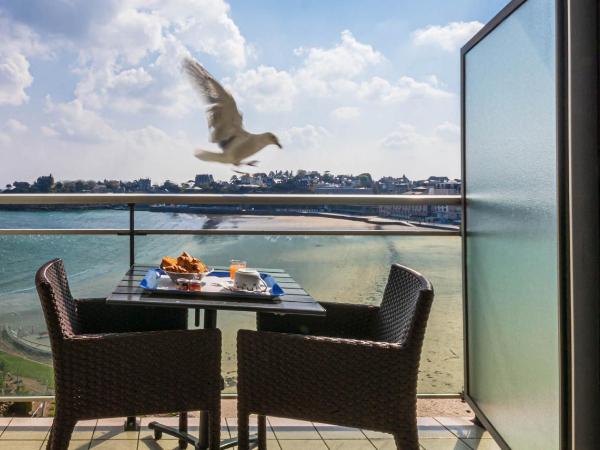 Le Crystal Dinard Plage : photo 2 de la chambre chambre double supérieure - vue sur mer