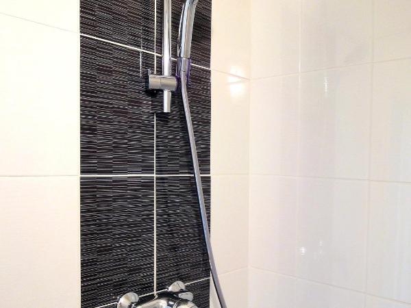 Hotel les Pecheurs : photo 1 de la chambre chambre double confort avec toilettes et salle de bains privatives