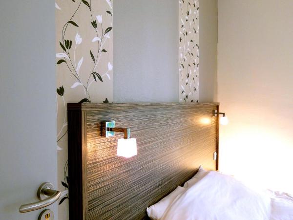 Hotel les Pecheurs : photo 4 de la chambre chambre double Économique avec salle de bains et toilettes communes