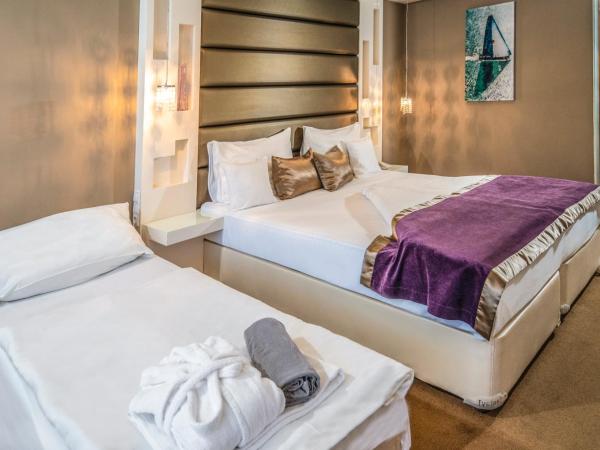 Residence Hotel Balaton : photo 1 de la chambre chambre double avec lit d'appoint (2 adultes + 1 enfant)